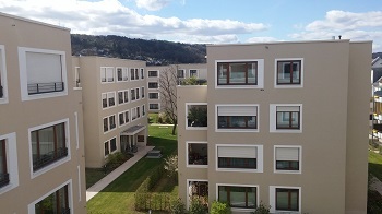 Mehrere Wohngebäude mit grüner Parkanlage außenrum